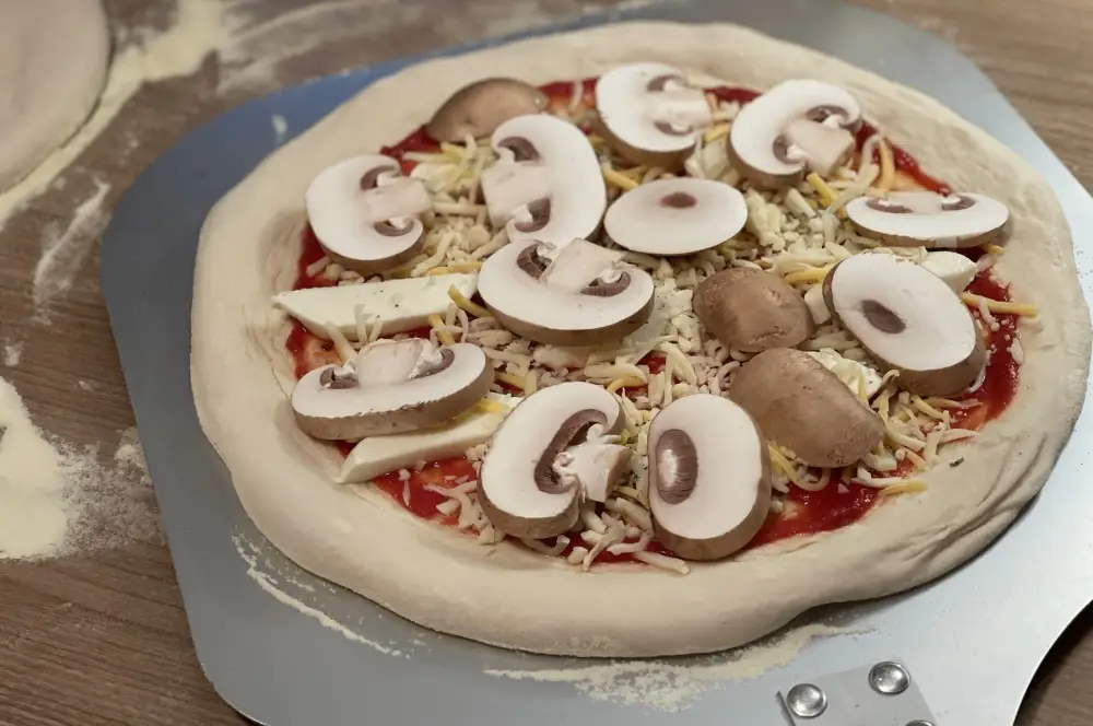 Moesta-BBQ BlackSteel Backstahl - Der Pizzastein aus Stahl 4 Die erste Pizza für auf dem Backstahl wird vorbereitet