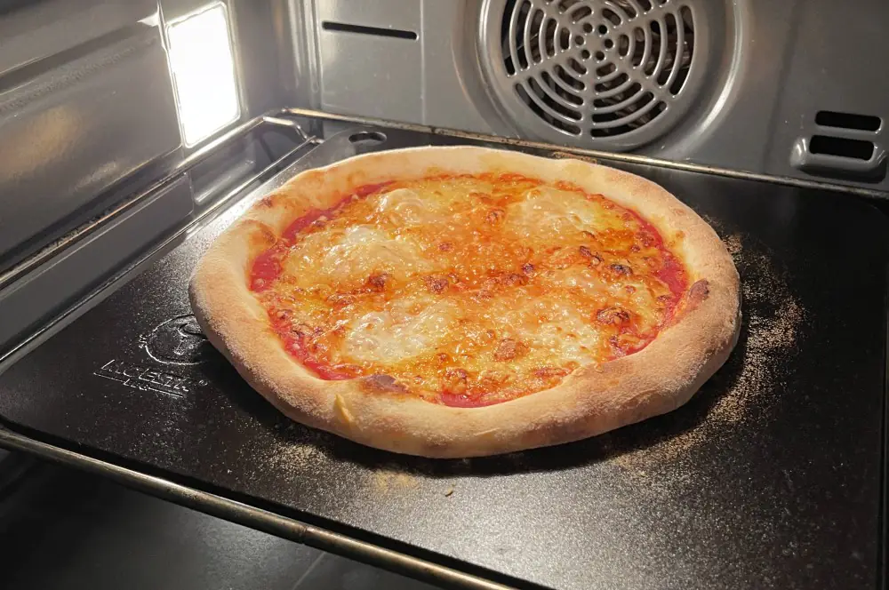 Moesta-BBQ BlackSteel Backstahl - Der Pizzastein aus Stahl 8 Mozzarella-Pizza auf dem Moesta-BBQ BlackSteel Backstahl