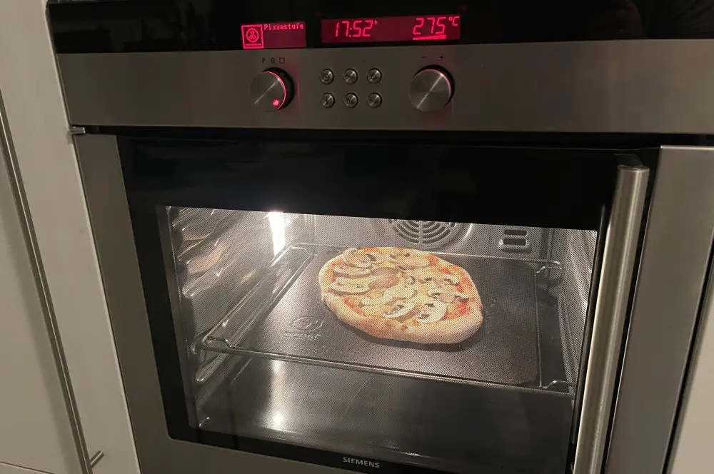 Moesta-BBQ BlackSteel Backstahl - Der Pizzastein aus Stahl 5 Die Pizza wird bei 275°C im Backofen gebacken