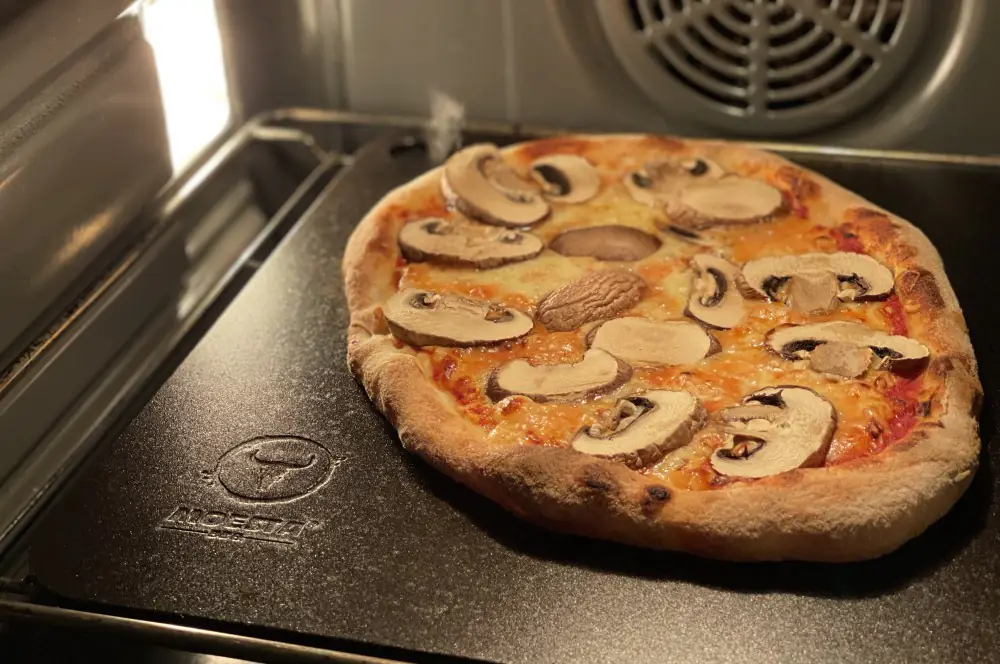 Moesta-BBQ BlackSteel Backstahl - Der Pizzastein aus Stahl 7 Perfekte Pizza aus dem Backofen