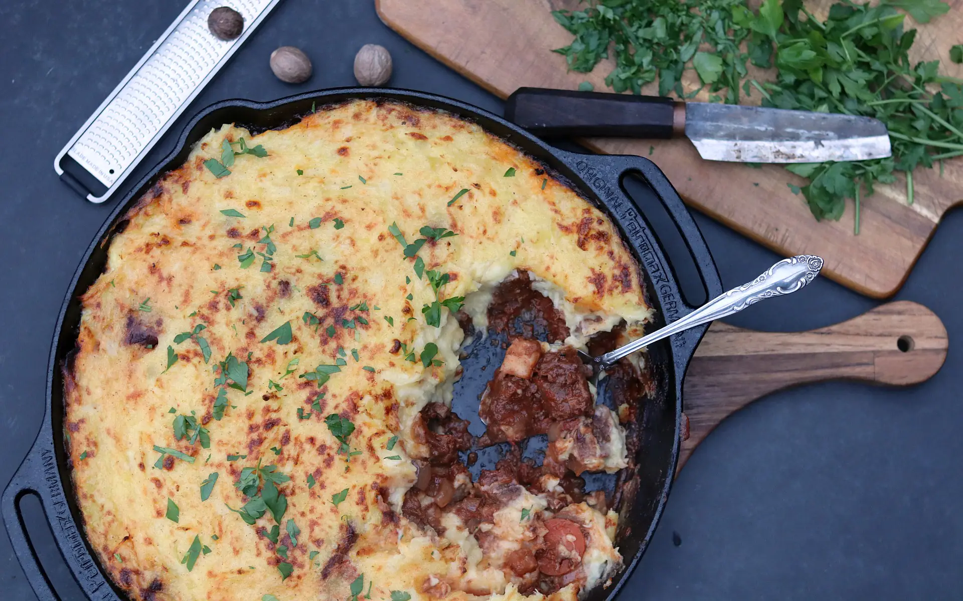 Gulaschpfanne mit Kartoffelkruste | BBQPit.de hirschgulasch-Gulaschpfanne mit Kartoffelkruste-Hirschgulasch &#8211; Rezept nach Omas Art