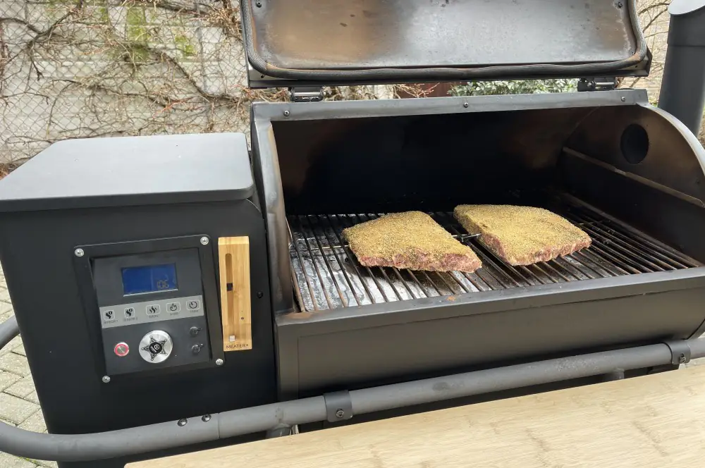 Short Rib Meat Pastrami 10 Das Short Rib Meat Pastrami wird im Moesta-BBQ Sheriff Pelletgrill geräuchert