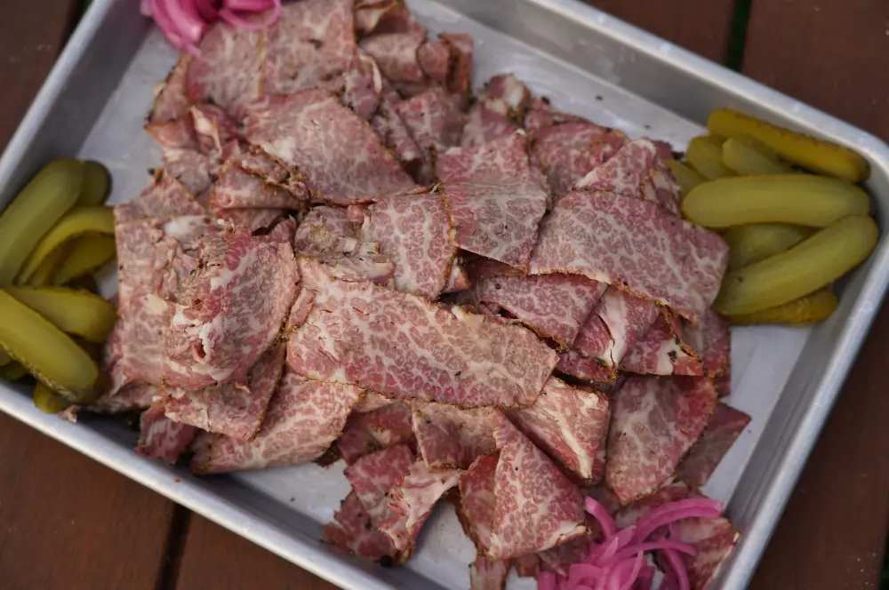 Short Rib Meat Pastrami 12 Short Rib Meat Pastrami mit eingelegten roten Zwiebeln und Gurken