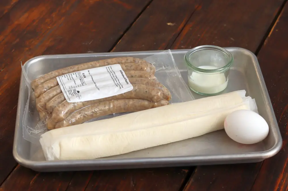Wurstbrötchen - Wurst im Blätterteigmantel 1 Alle Zutaten für die Wurstbrötchen auf einen Blick