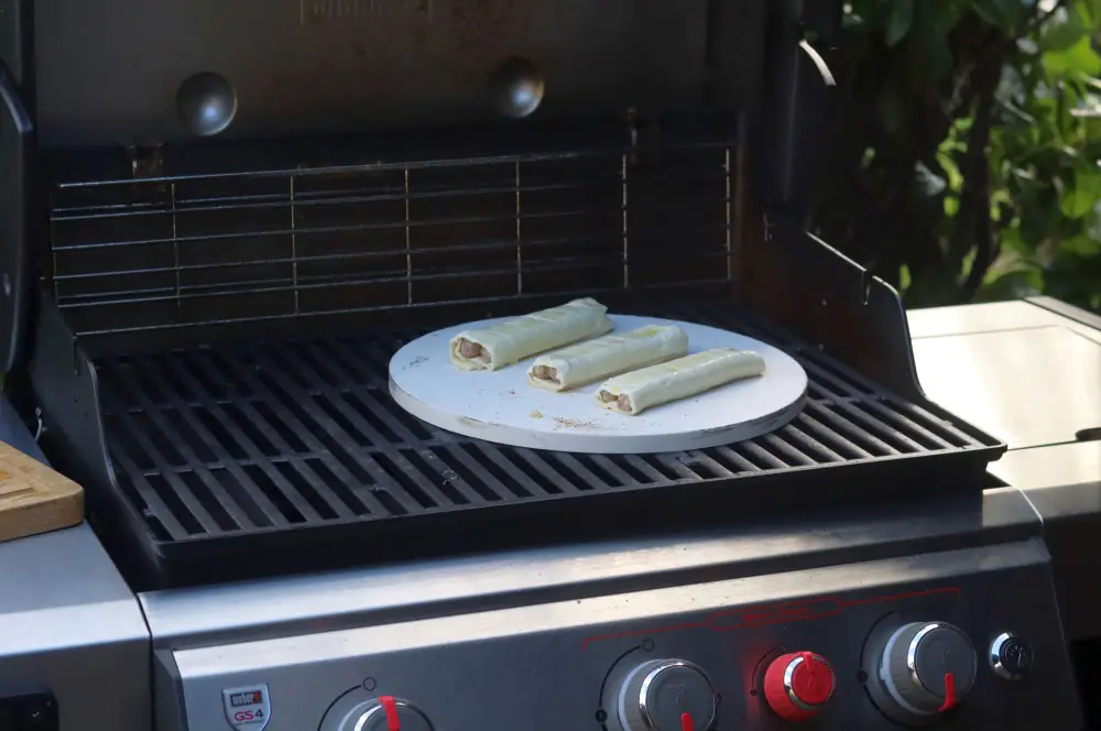 Wurstbrötchen - Wurst im Blätterteigmantel 3 Die Wurstbrötchen werden im Weber Genesis II EX-335 GBS Gasgrill gebacken