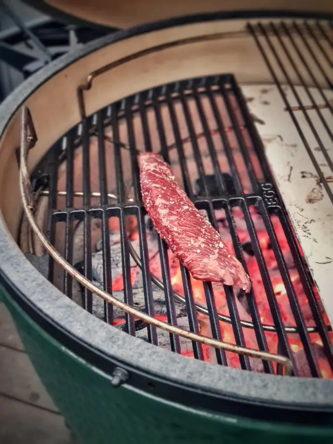 Onglet auf Beluga-Linsensalat 3 Das Onglet wird auf dem Big Green Egg XL gegrillt