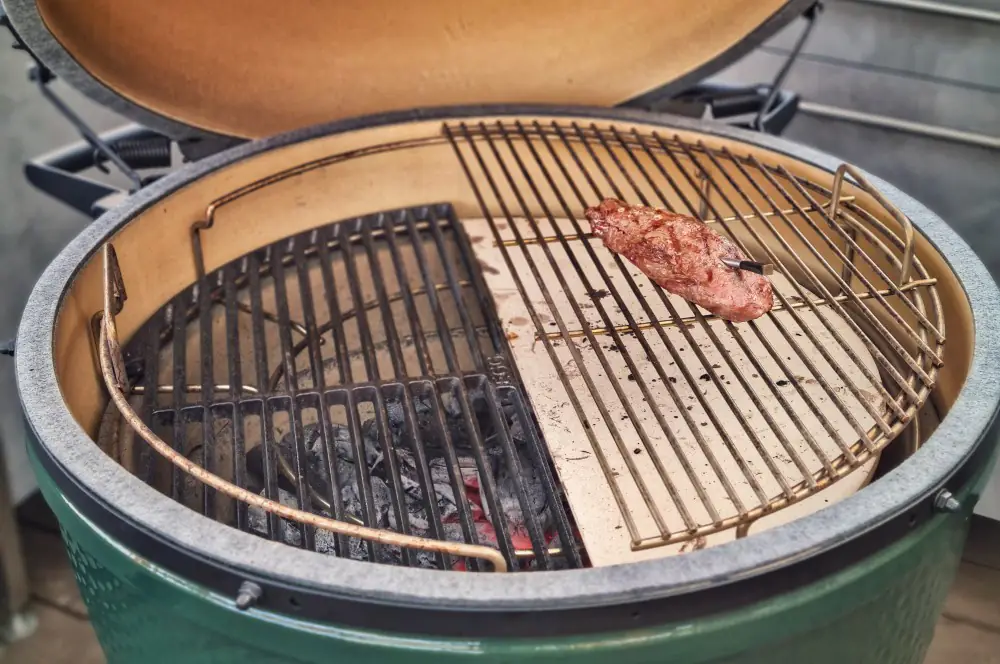 Onglet auf Beluga-Linsensalat 6 Das Onglet wird im indirekten Bereich des Grills gar gezogen