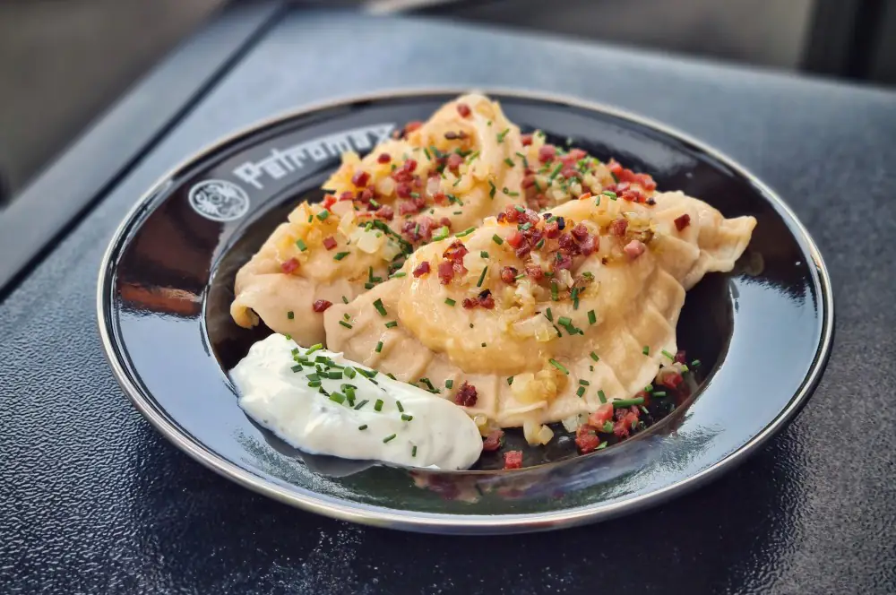 Wareniki - Rezept für ukrainische Teigtaschen 8 Wareniki mit Speck, Zwiebeln und etwas saurer Sahne