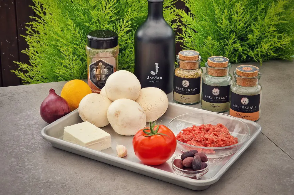 Gefüllte Champignons nach griechischer Art 1 Alle Zutaten für gefüllte Champignons nach griechischer Art auf einen Blick