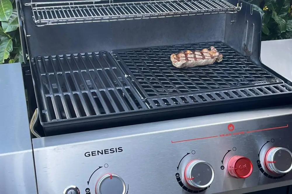 Rumpsteak mit Heubutter 7 Das Steak wird auf dem Weber Crafted Sear Grate gegrillt