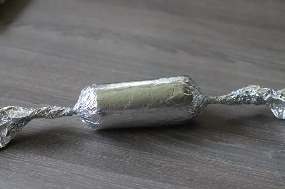 Rumpsteak mit Heubutter 4 Die Heubutter wird zu einer "Wurst" aufgerollt