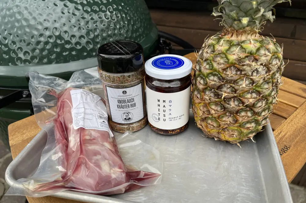 Alle Zutaten für Schweinefilet auf der Ananasplanke auf einen Blick