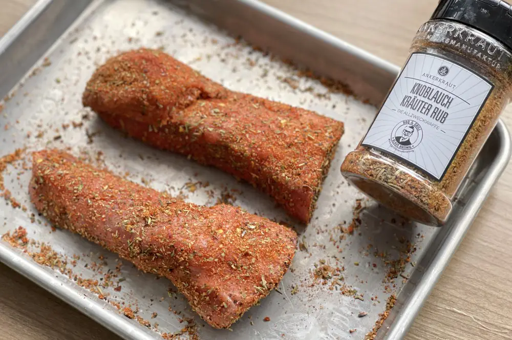 Das Schweinefilet wird gewürzt