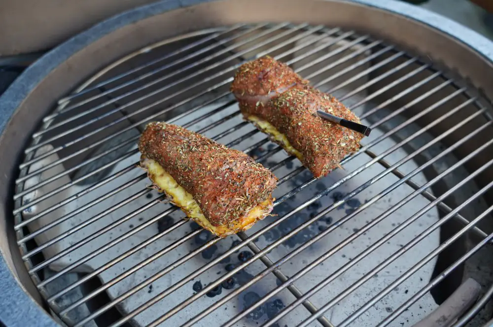 Das Schweinefilet braucht etwa 45 Minuten auf dem Big Green Egg