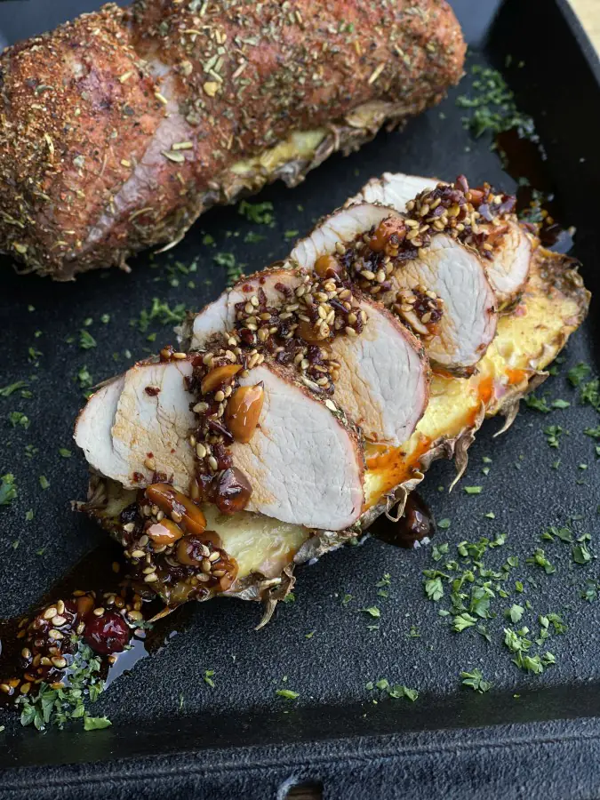 Schweinefilet auf der Ananasplanke