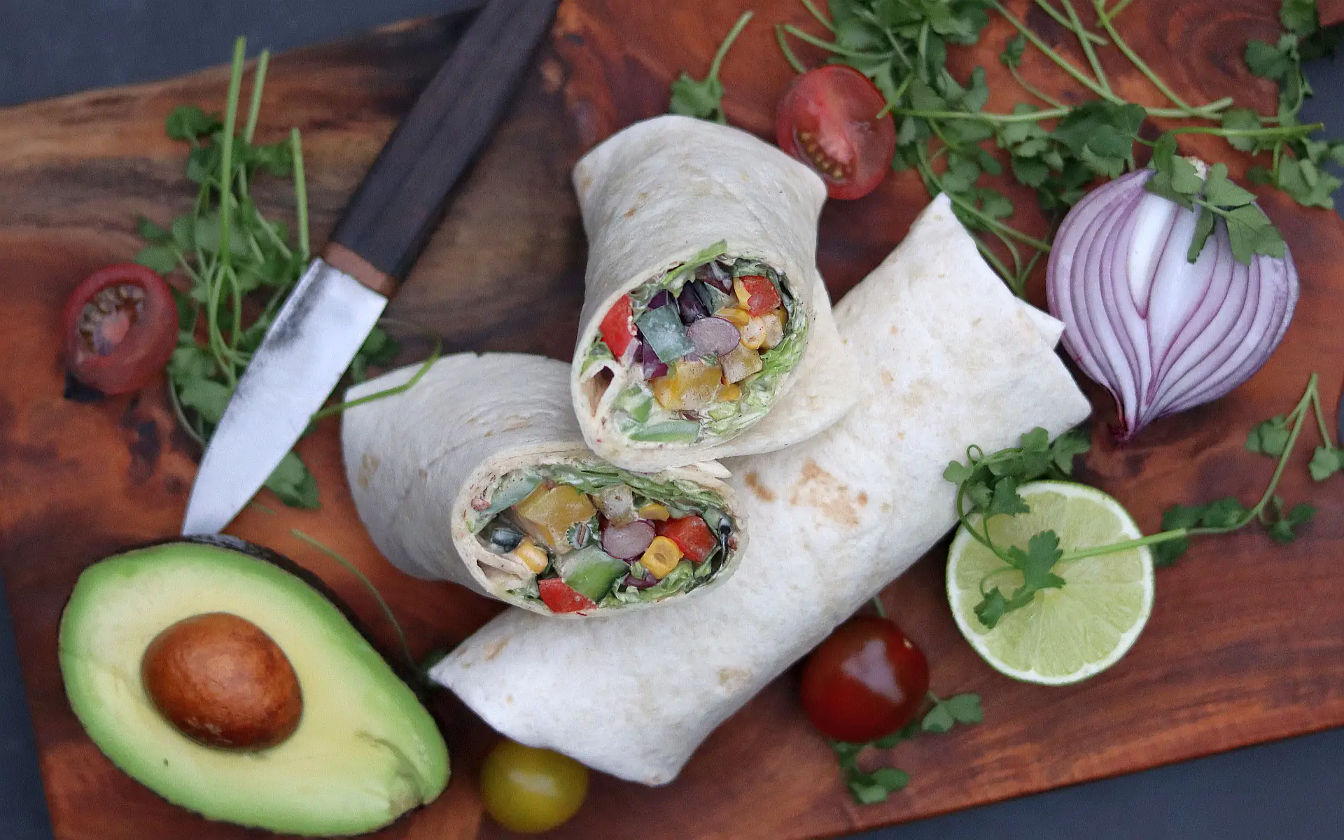 Vegetarischer Burrito mit Mais, Bohnen, Avocado & Paprika | BBQPit.de