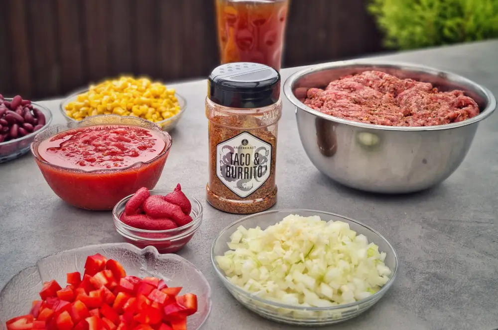 Mexikanische Burritos mit Chili con Carne-Füllung 2 Das Hackfleisch wird gewürzt