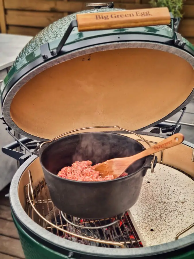 Mexikanische Burritos mit Chili con Carne-Füllung 3 Das Hackfleisch wird im Dutch Oven angebraten