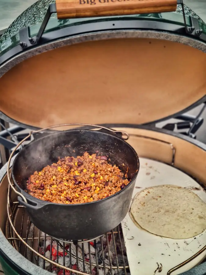 Mexikanische Burritos mit Chili con Carne-Füllung 4 Die Flüssigkeit des Chilis wird einreduziert