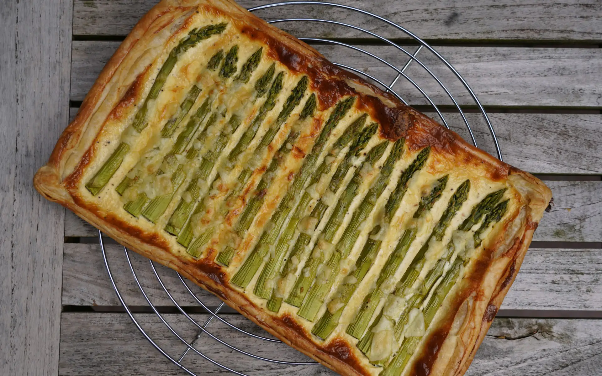 Spargel-Tarte mit grünem Spargel auf Blätterteig | BBQPit.de donlicate blätterteig-fleischkäse-schnecken-Spargel Tarte Blaetterteig gruener Spargel-Donlicate Blätterteig-Fleischkäse-Schnecken