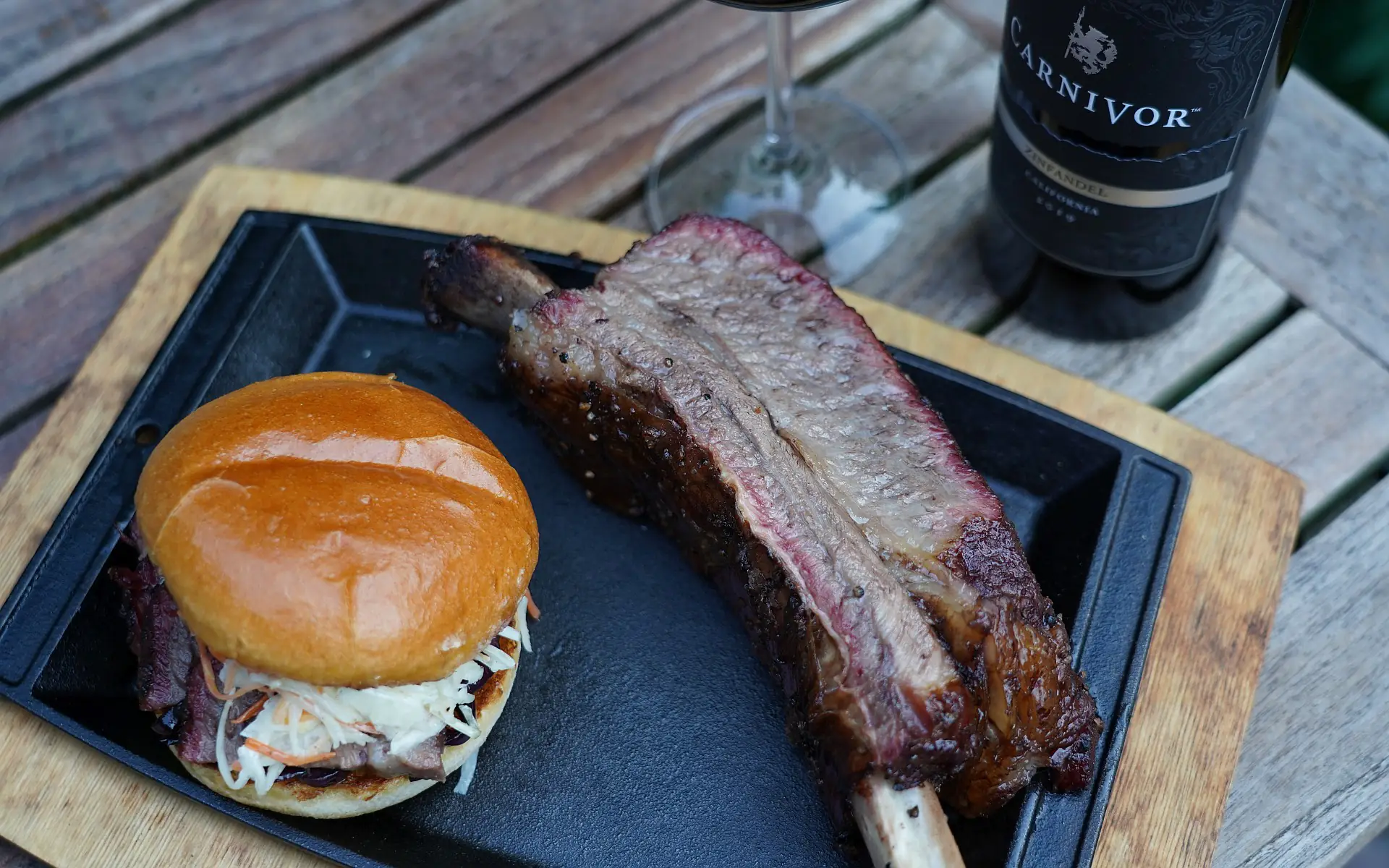 Short Rib Burger mit Rotweinzwiebeln und Coleslaw | BBQPit.de