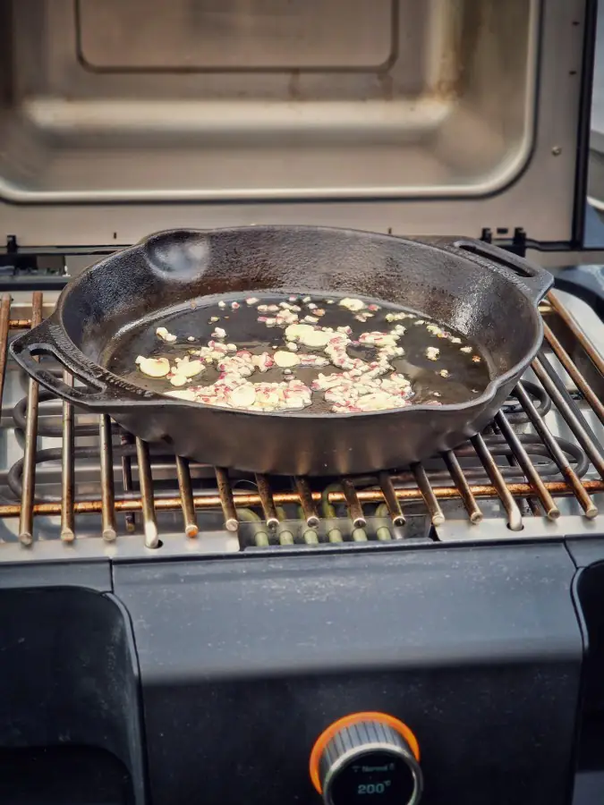 Spaghetti mit Knoblauch-Garnelen 4 Knoblauch und Zwiebeln werden auf dem Severin SEVO GTS angebraten