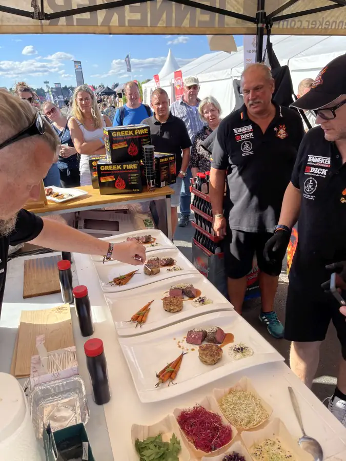 25. Deutsche Grillmeisterschaft 2022 – 3.Platz mit den BBQ Wieseln 2 Der 2. Gang (Hirschkalbskeule) wird angerichtet