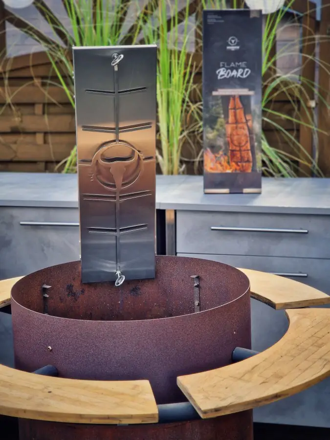 Moesta-BBQ FlameBoard - Das Flammlachsbrett aus Edelstahl 6 Das FlameBoard kann auf dem Bandit FirePlace befestigt werden
