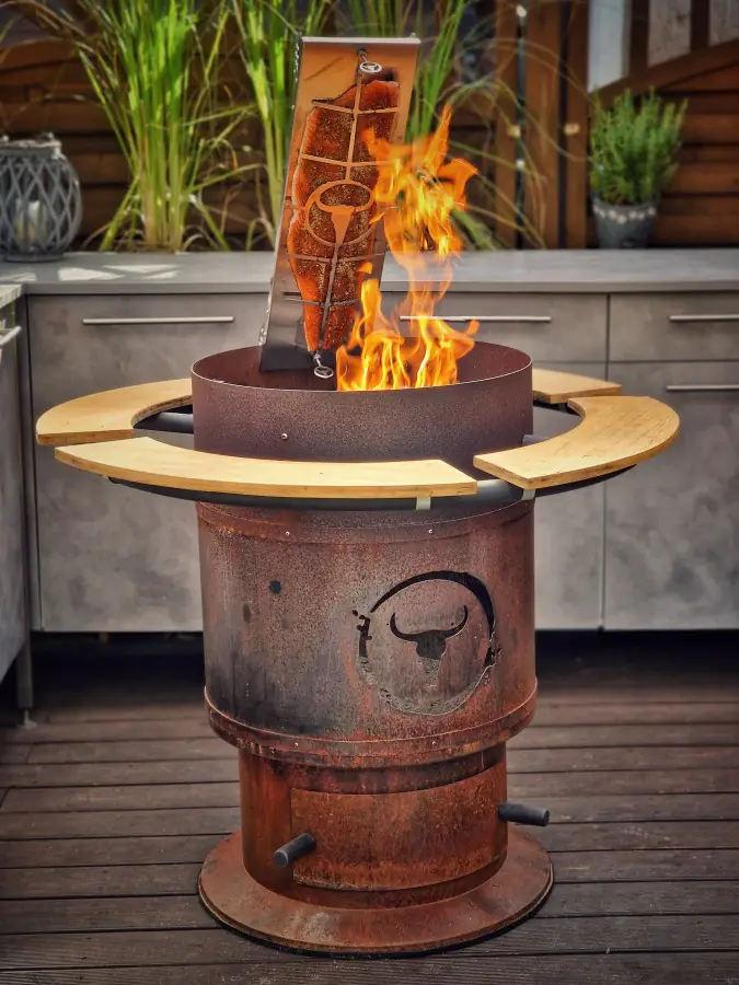 Moesta-BBQ FlameBoard - Das Flammlachsbrett aus Edelstahl 7 Der Lachs wird auf dem Moesta-BBQ Bandit Fireplace gegrillt