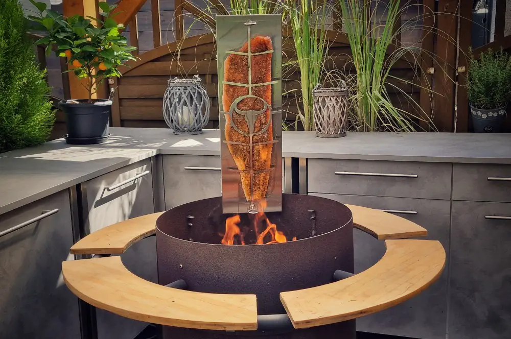 Moesta-BBQ FlameBoard - Das Flammlachsbrett aus Edelstahl 8 Eine 1,5 kg schwere und 50 cm lange Lachsseite passt problemlos auf das Brett