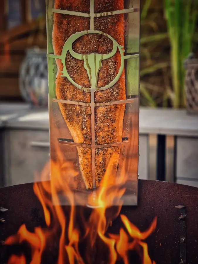 Moesta-BBQ FlameBoard - Das Flammlachsbrett aus Edelstahl 9 Der Lachs wird auf dem Flammlachsbrett schonend gegart