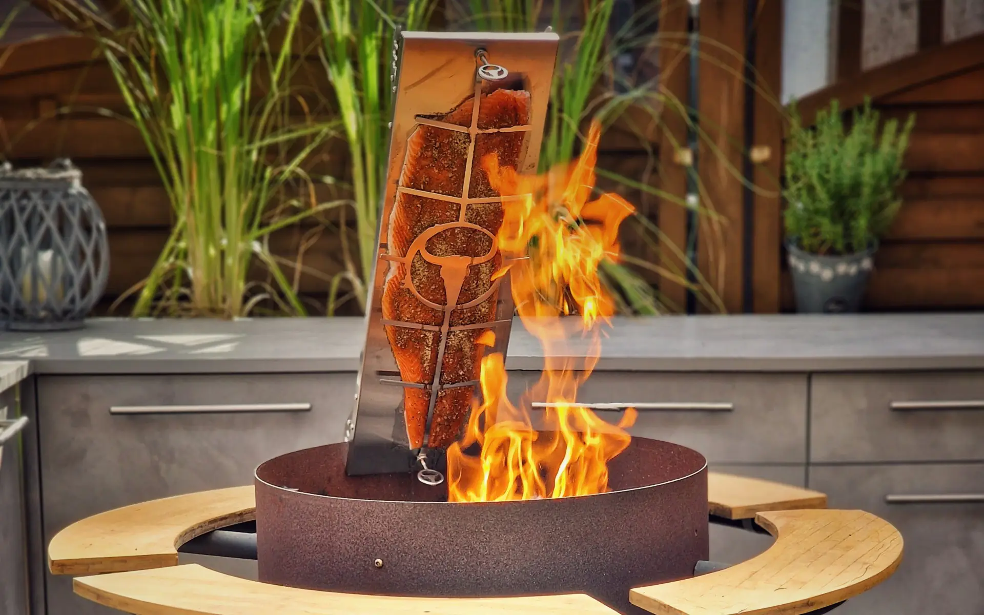 Moesta-BBQ FlameBoard - Das Flammlachsbrett aus Edelstahl | BBQPit.de flammlachs-Moesta BBQ FlameBoard Flammlachsbrett-Flammlachs vom Axtschlag Flammlachsbrett