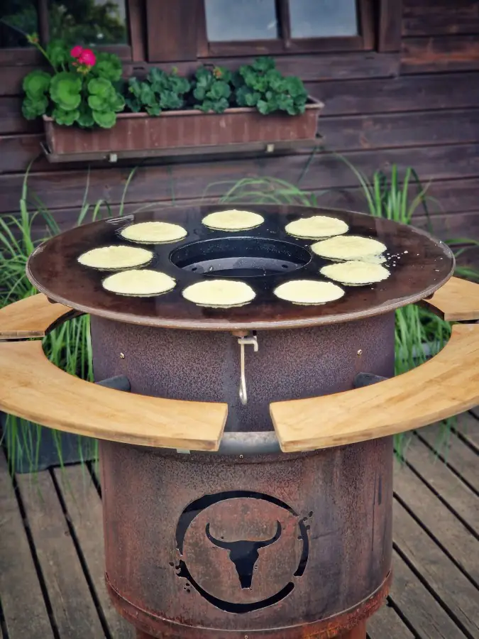 Reibekuchen wie bei Oma - Rezept zum selbermachen 3 Die Reibekuchen werden auf dem Moesta-BBQ Bandit Fireplace gebacken