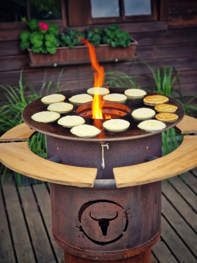 Reibekuchen wie bei Oma - Rezept zum selbermachen 4 Die Reibekuchen werden auf der Feuerplatte goldbraun ausgebacken