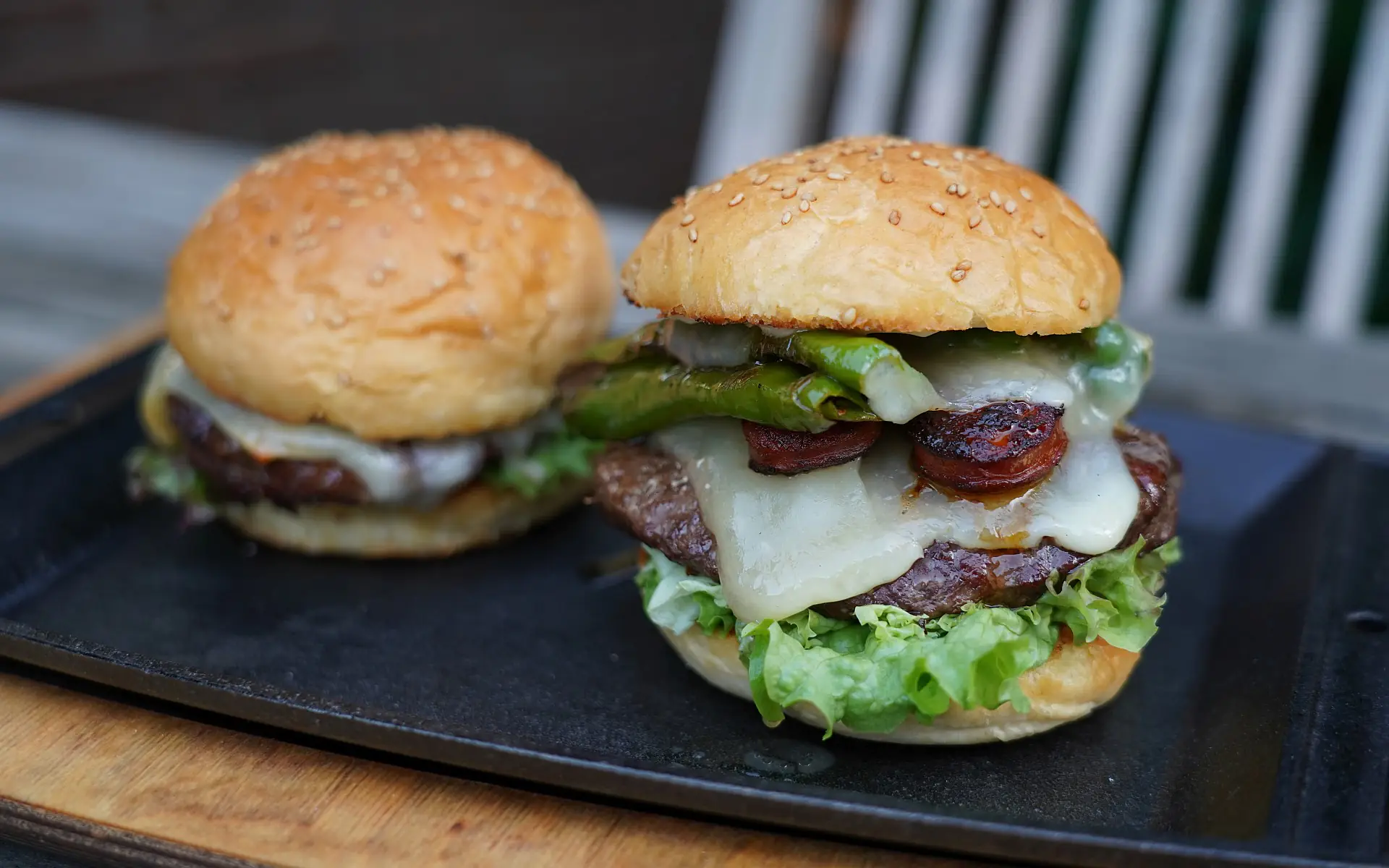 Spanischer Burger mit Chorizo, Manchego-Käse und Pimientos | BBQPit.de edelstahl-grillplatte für keramikgrills-Spanischer Burger Chorizo Manchego-Edelstahl-Grillplatte für Keramikgrills &#8211; Runde Plancha 40 cm von Grillrost.com