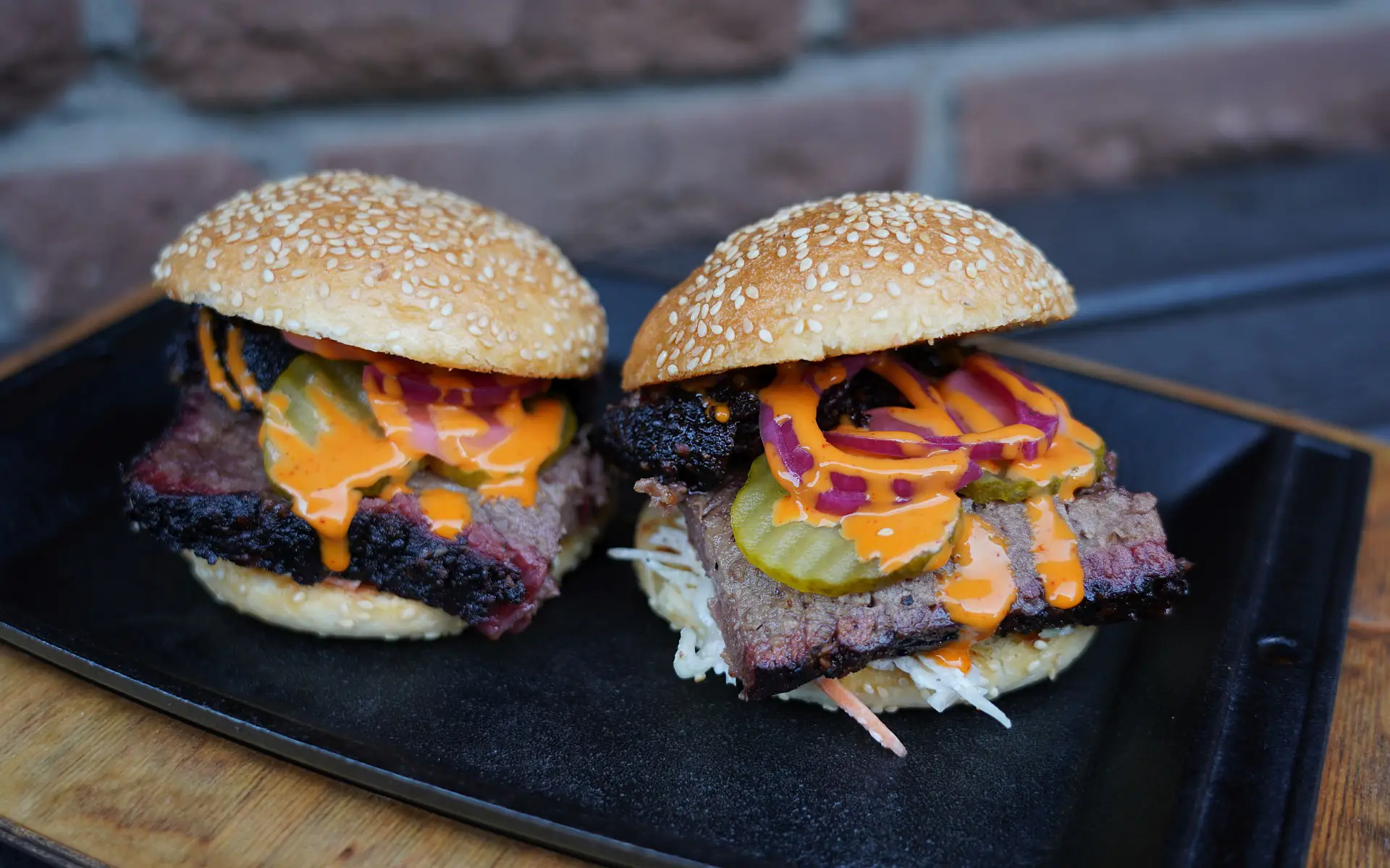 Beef Brisket Sandwich mit Krautsalat eingelegten Zwiebeln & Gurken Brisket Burger-Beef Brisket Sandwich-Der ultimative Beef Brisket Burger