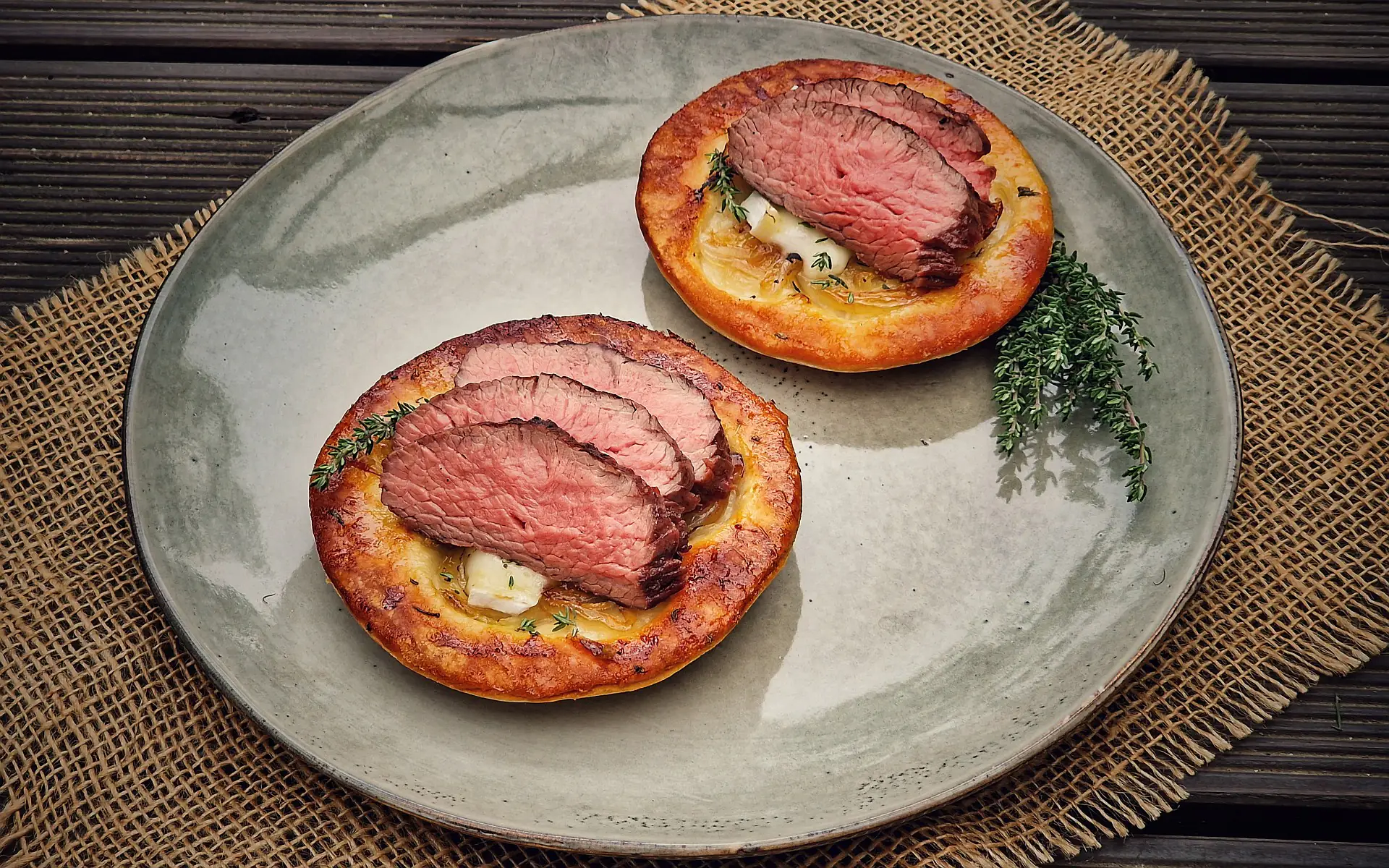Mini-Steak-Tartes mit Brie und Honigzwiebeln | BBQPit.de