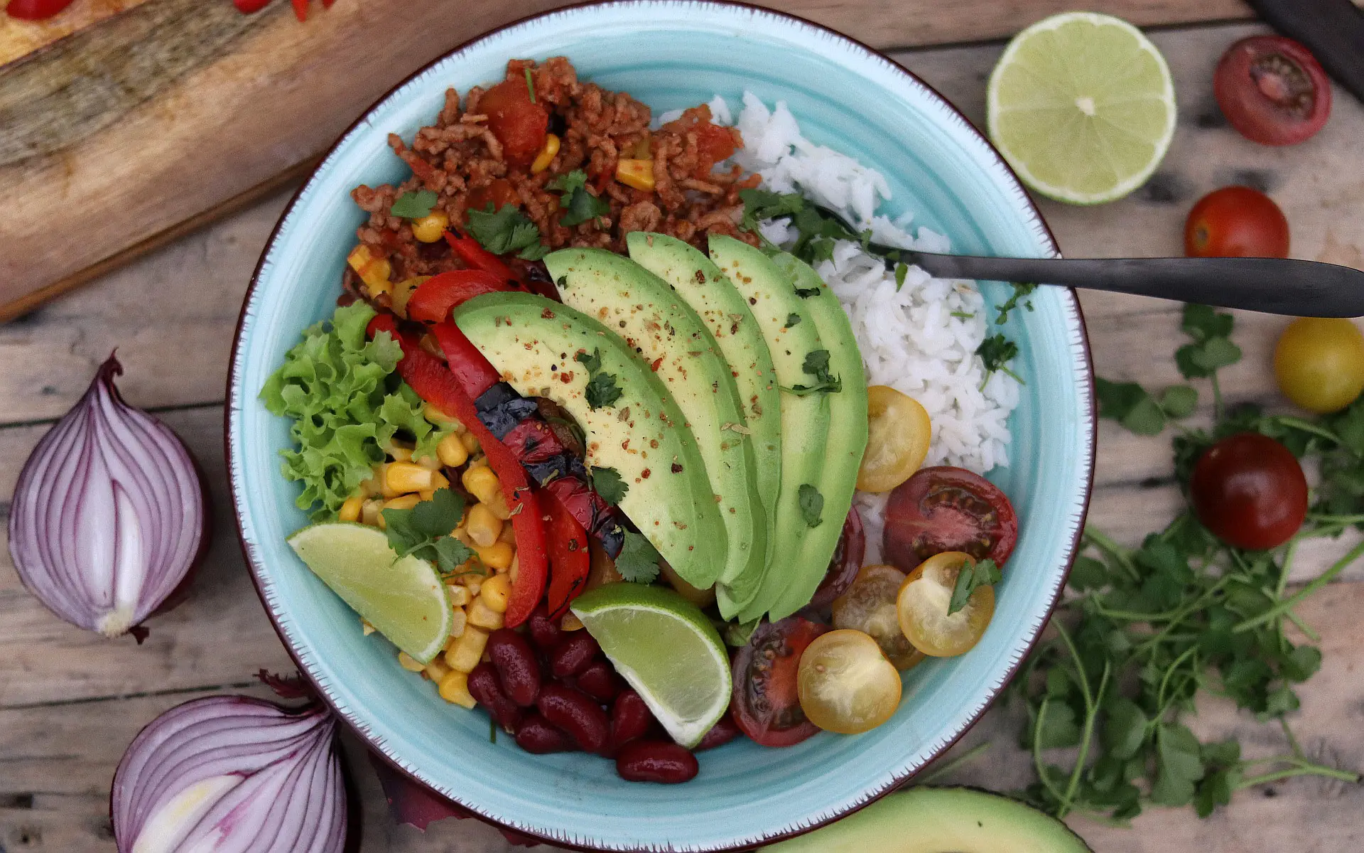 Burrito Bowl mit Chili con Carne und Avocado | BBQPit.de super bowl rezepte-Burrito Bowl-Super Bowl Rezepte &#8211; Snacks, Burger und Co. die besten Party-Rezepte