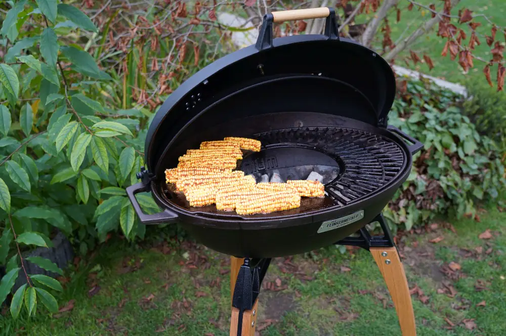 Corn Ribs - Gegrillter Mais mal anders 4 Der Mais wird auf der ovalen Grillplatte im Ignium Taran zubereitet