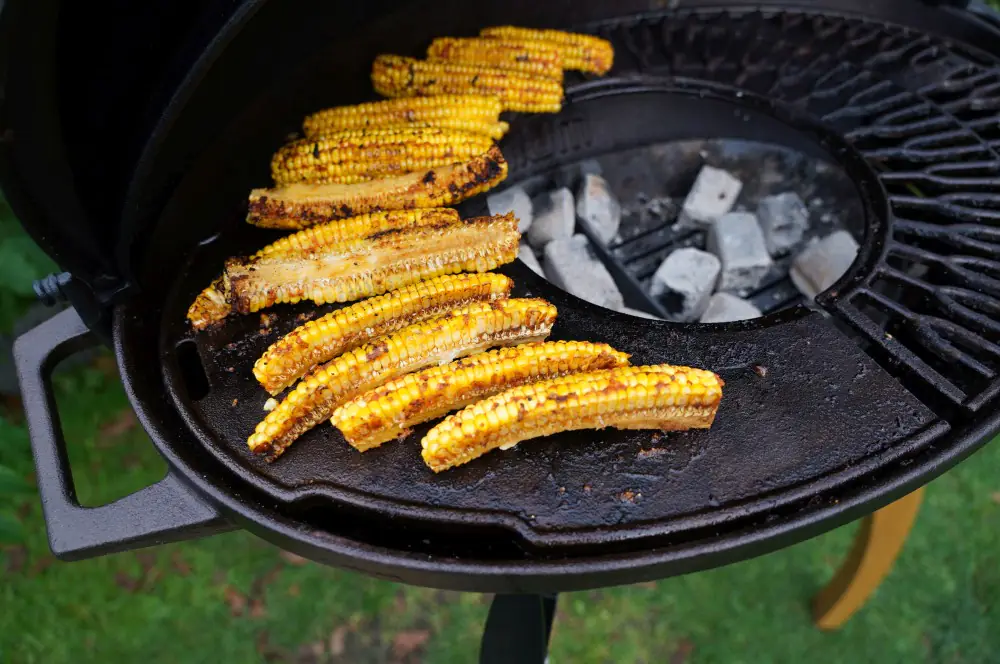 Corn Ribs - Gegrillter Mais mal anders 5 Sobald der Mais von allen Seiten Röstaromen hat, wird er vom Grill genommen