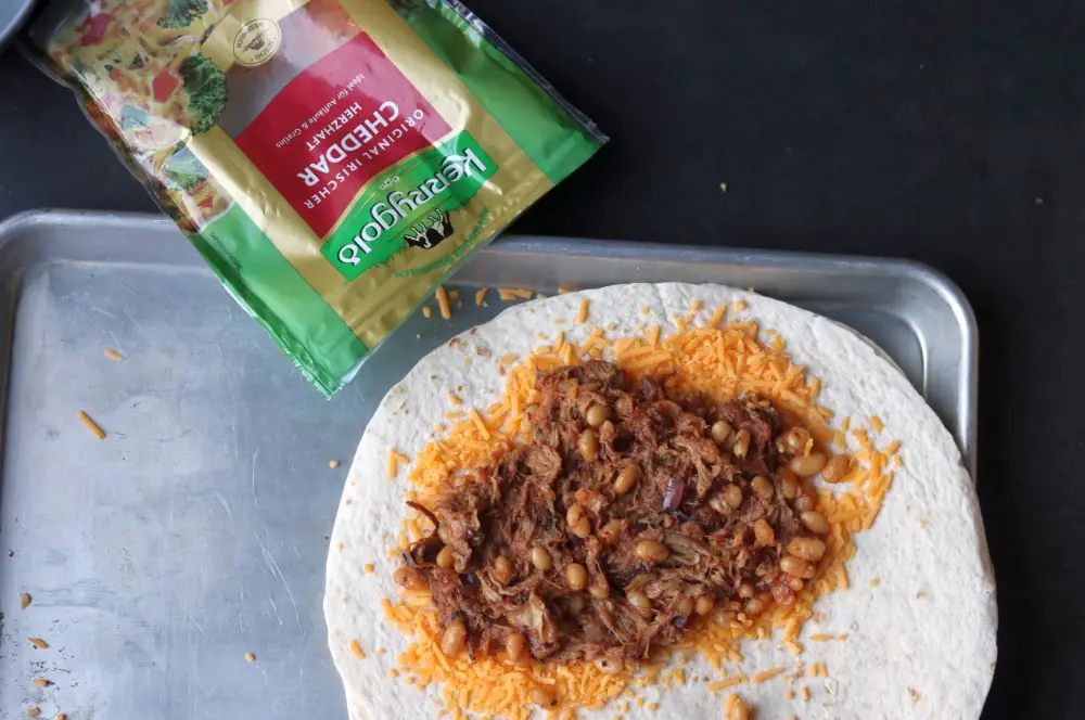 Pulled Pork Quesadillas 6 Die Tortilla-Wraps werden mit Cheddar und Pulled Pork belegt
