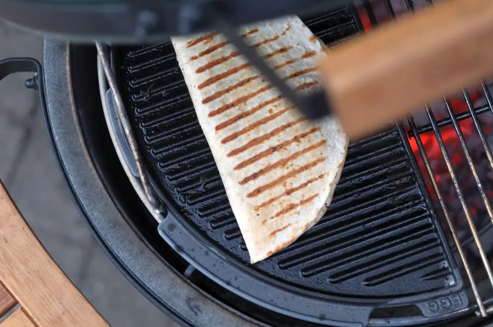 Pulled Pork Quesadillas 7 Die Pulled Pork Quesadillas werden auf der gusseisernen Grillplatte gegrillt
