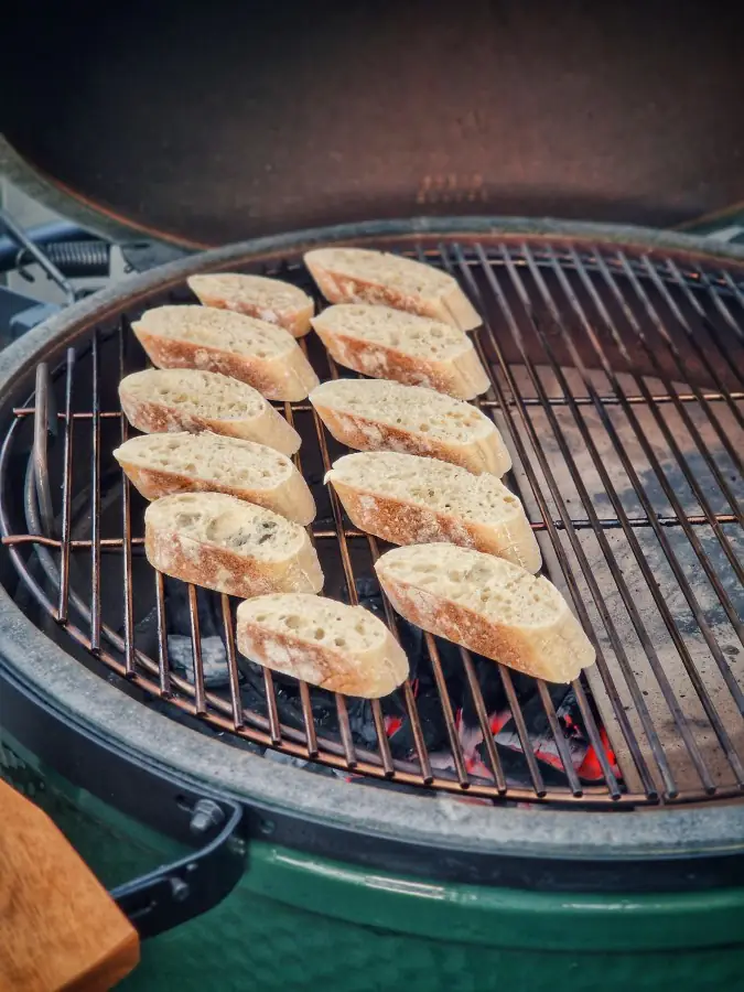 Bifteki-Crostini mit Tzatziki und Oliven 3 Das Baguette wird auf dem Big Green Egg geröstet