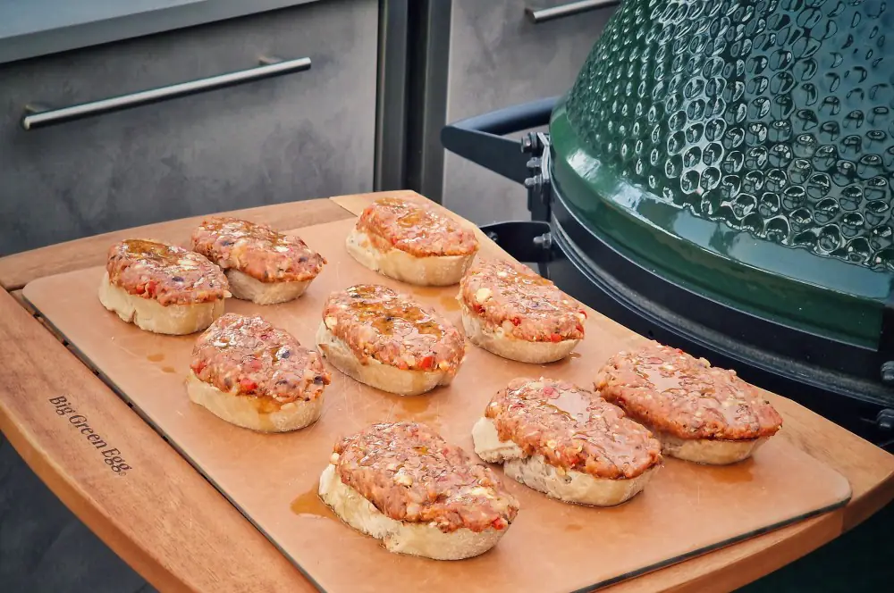 Bifteki-Crostini mit Tzatziki und Oliven 4 Das Baguette wird mit der Hackfleischmasse bestrichen