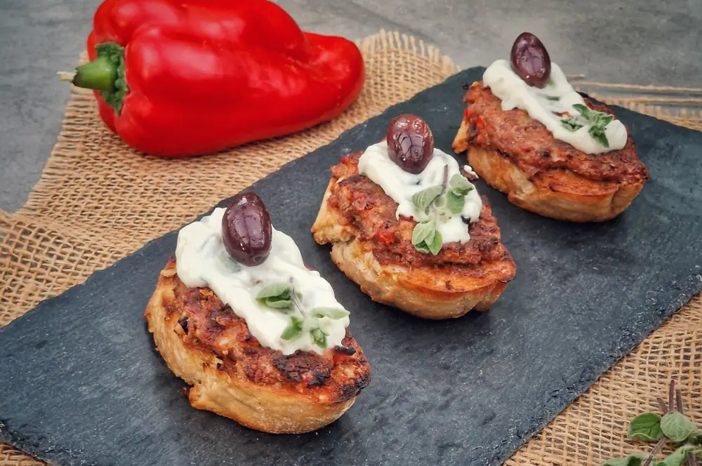 Bifteki-Crostini mit Tzatziki und Oliven 7 Bifteki-Crostini mit Tzatziki und Oliven