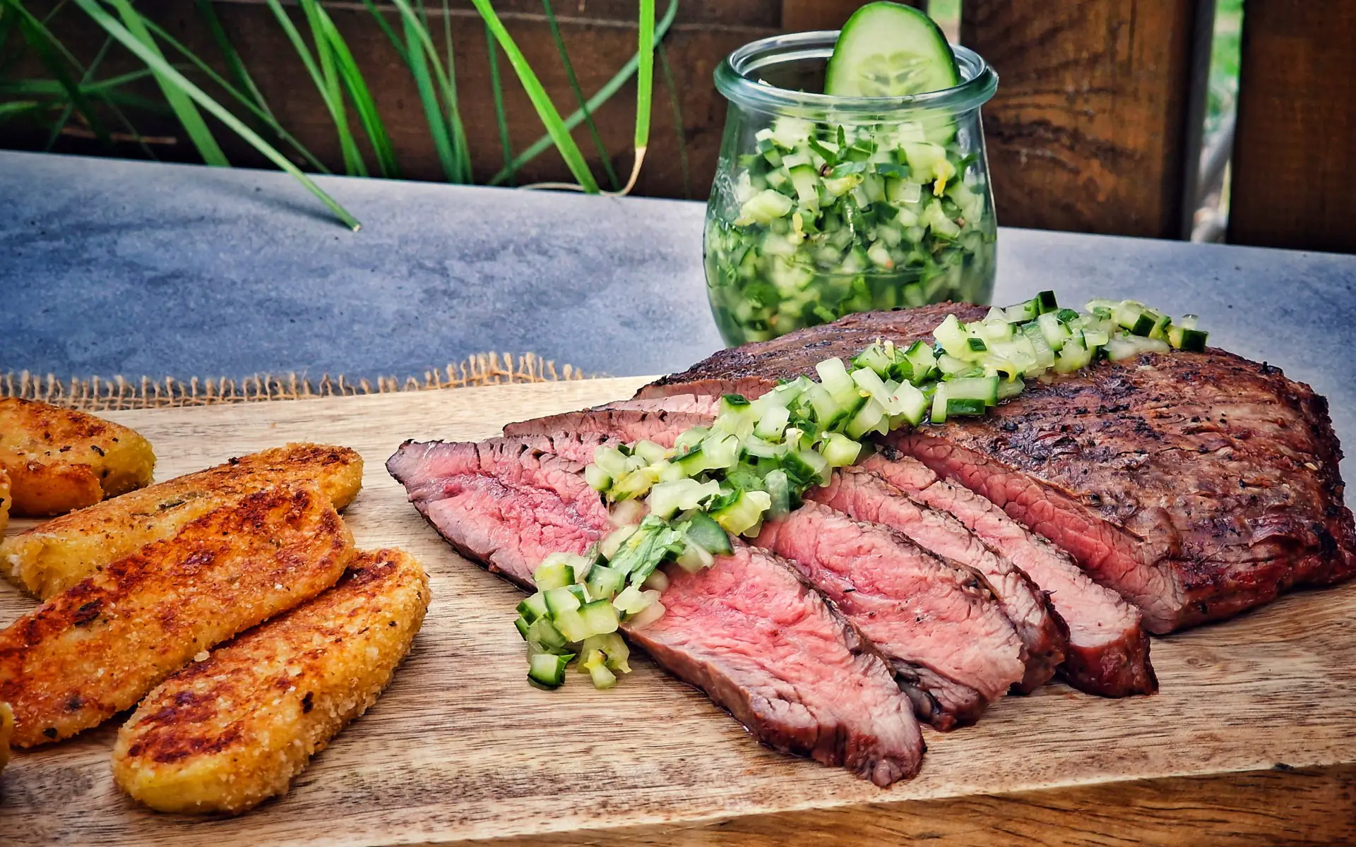 Flank Steak mit Gin-Gurkensalsa | BBQPit.de