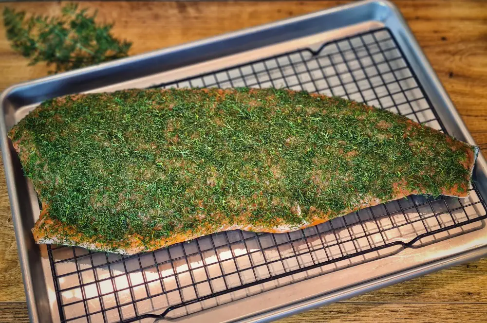 Graved Lachs - gebeizten Lachs selber machen 5 Nach dem Beizen wird der Graved Lachs mit gehacktem Dill bestreut
