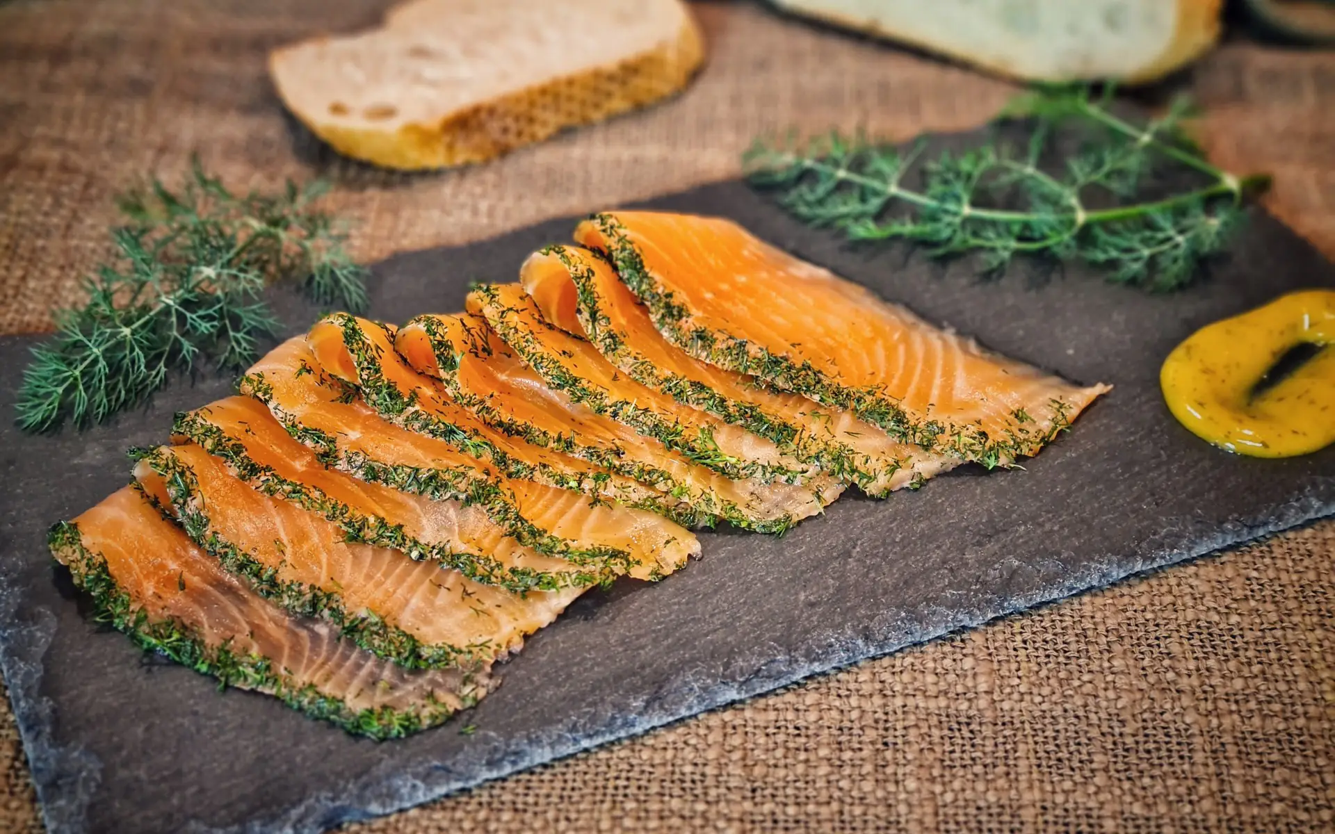 Graved Lachs - gebeizten Lachs selber machen | BBQPit.de flammlachs-Graved Lachs-Flammlachs vom Axtschlag Flammlachsbrett