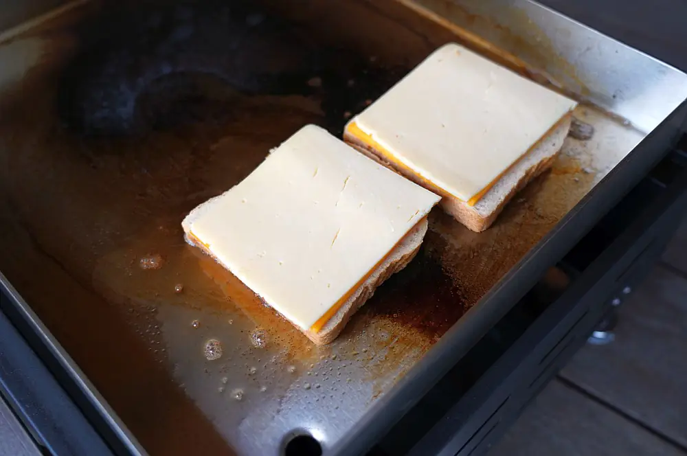 Grilled Cheese Sandwich - Das Käse-Sandwich mit nur 3 Zutaten 2 Das Brot wird in Butter angeröstet und mit Cheddar belegt