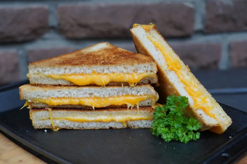 Grilled Cheese Sandwich - Das Käse-Sandwich mit nur 3 Zutaten 7 Grilled Cheese Sandwich mit flüssigem Käse-Kern